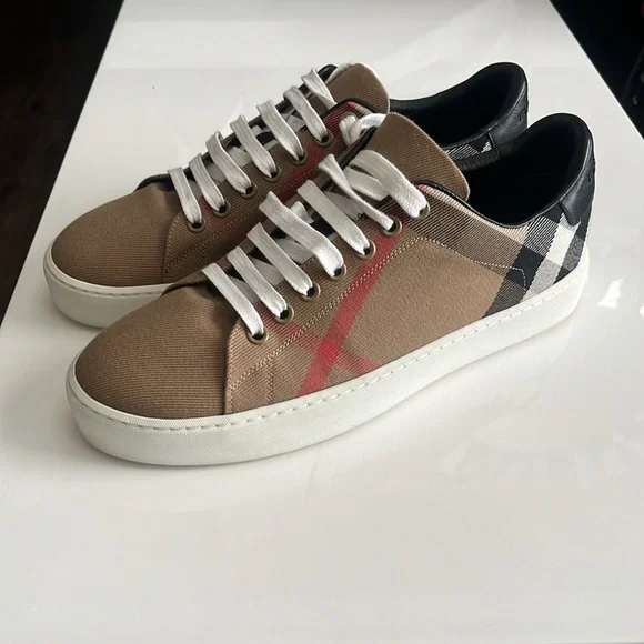 Burberry Lowtop Sneakers - Picture 3 of 8
